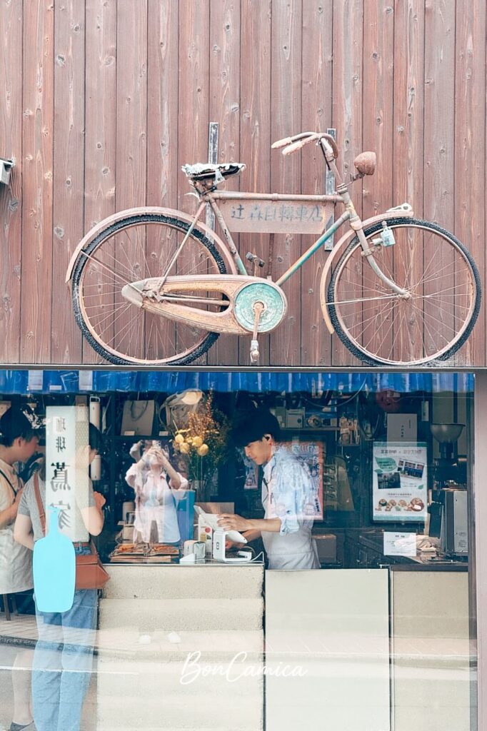 藍瓶咖啡六角店牆上屋簷放著「辻森自行車商會」的腳踏車作形象招牌