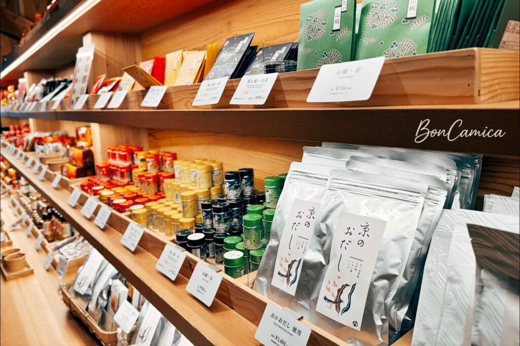 錦市場裡「七味家本舖」的商品販售呈列架