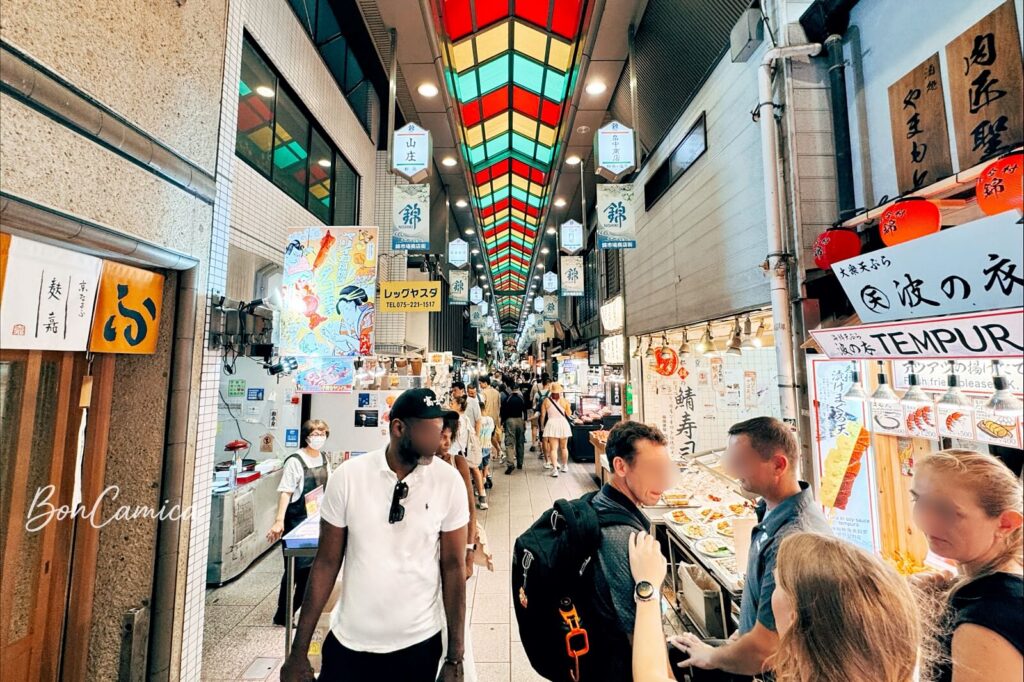 京都錦市場覆蓋紅黃綠三色玻璃採光罩的熱鬧人潮商店街