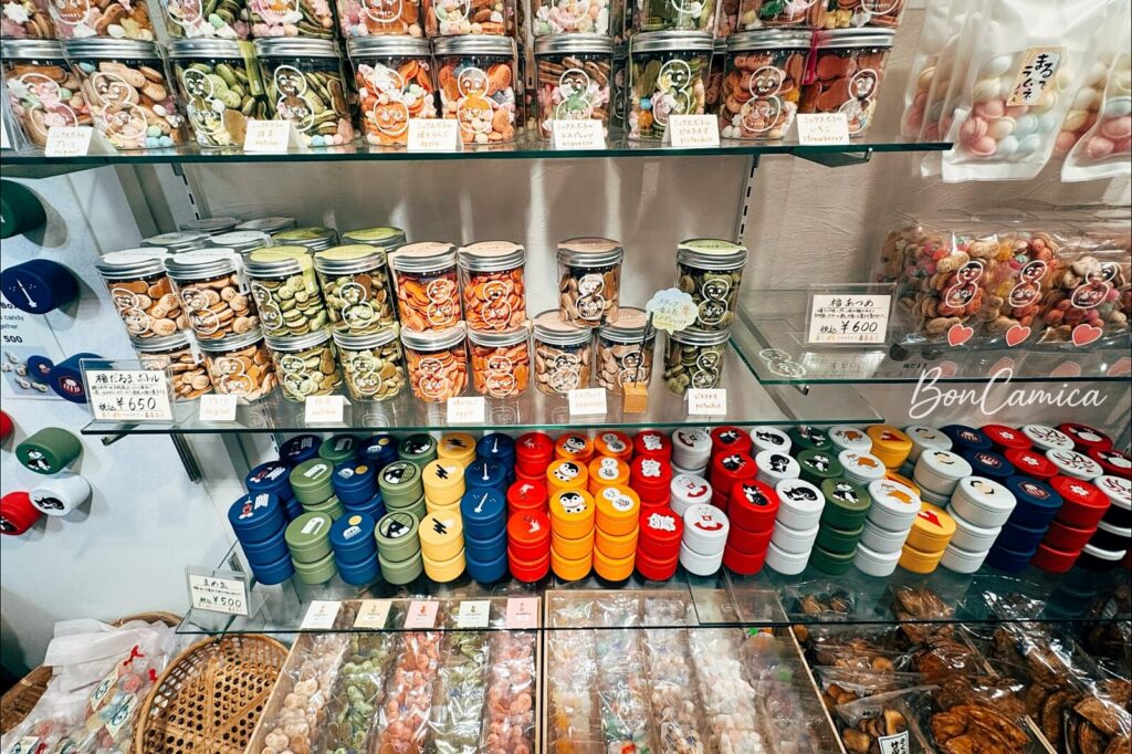 京・月待庵手工烘焙的煎餅和福達摩(招福不倒翁)小鐵罐餅乾