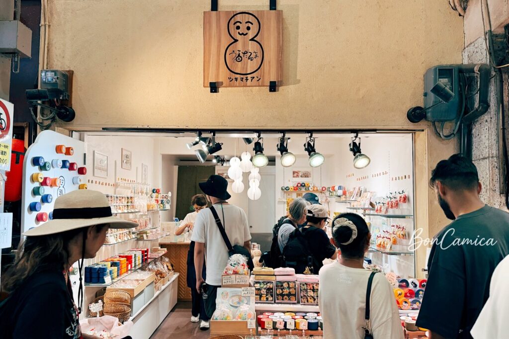 京・月待庵店鋪門口與不倒翁木製招牌