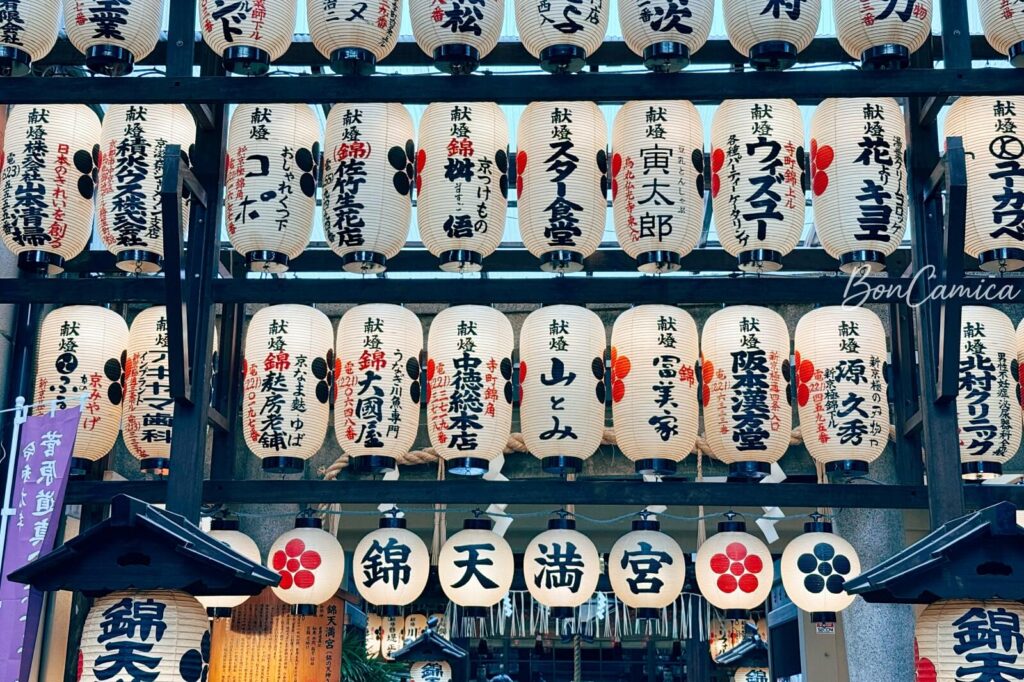 錦天滿宮內部懸掛的大量白色燈籠