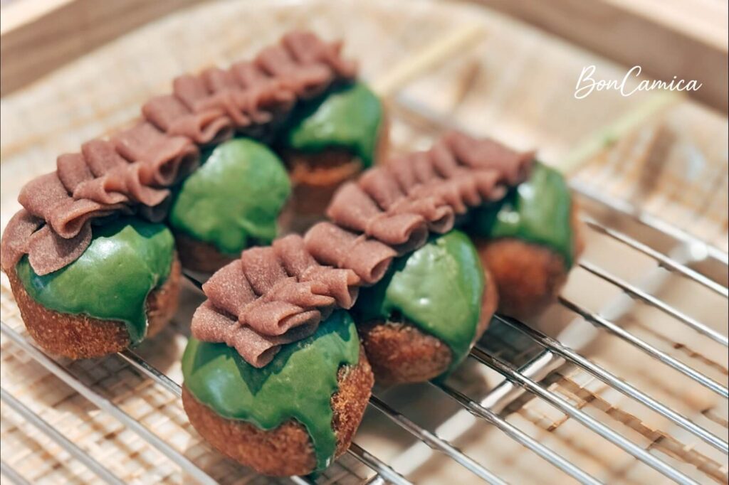 Koe Donuts 販售的抹茶紅豆甜甜圈串