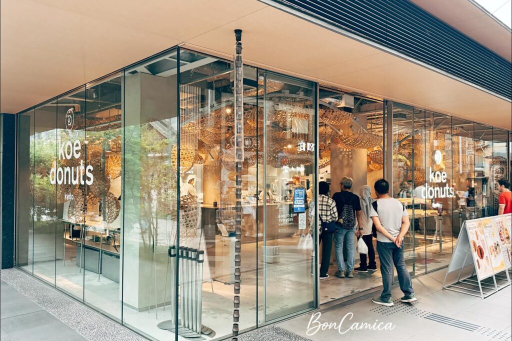 京都新京極通商店街 Koe Donuts 甜甜圈店,外觀是全面落地玻璃的方形建築