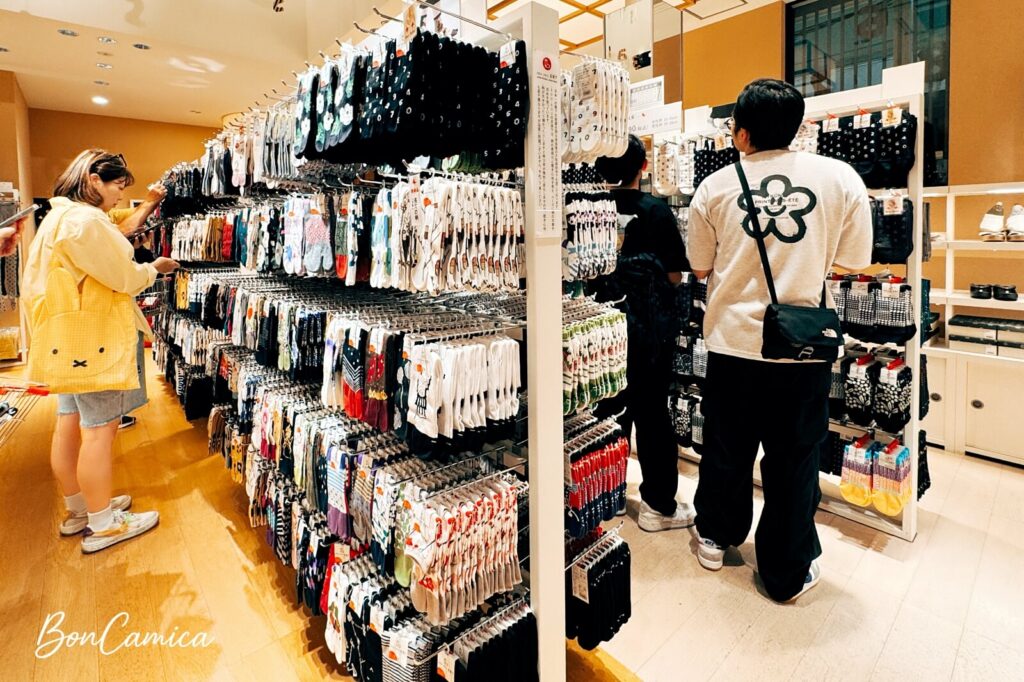 京都新京極 SOU・SOU 足袋店內陳列滿滿各式花色日式足袋襪的展架