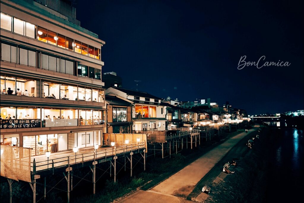京都鴨川夜景景致,沿岸「納涼床」餐廳亮燈木製露臺