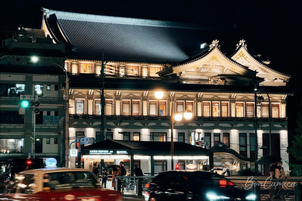 京都祇園四条車站旁歷史悠久的南座劇場建築外觀