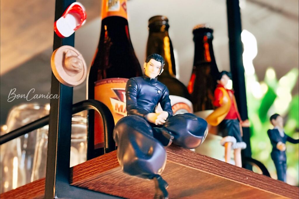 吧台層架上展示的《咒術迴戰》夏油傑角色公仔