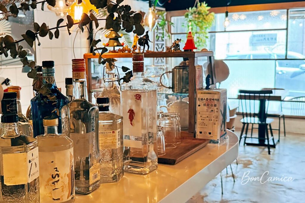 咖啡店吧檯上擺放多個酒瓶裝盛的白開水