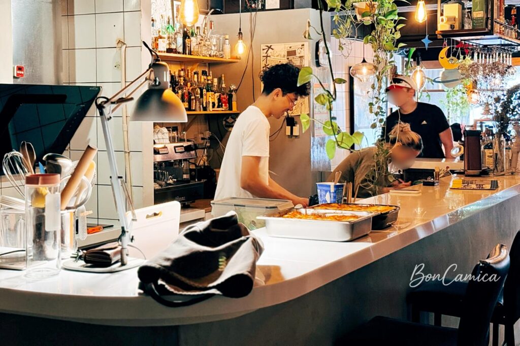 咖啡店吧檯內忙碌工作的店員身影