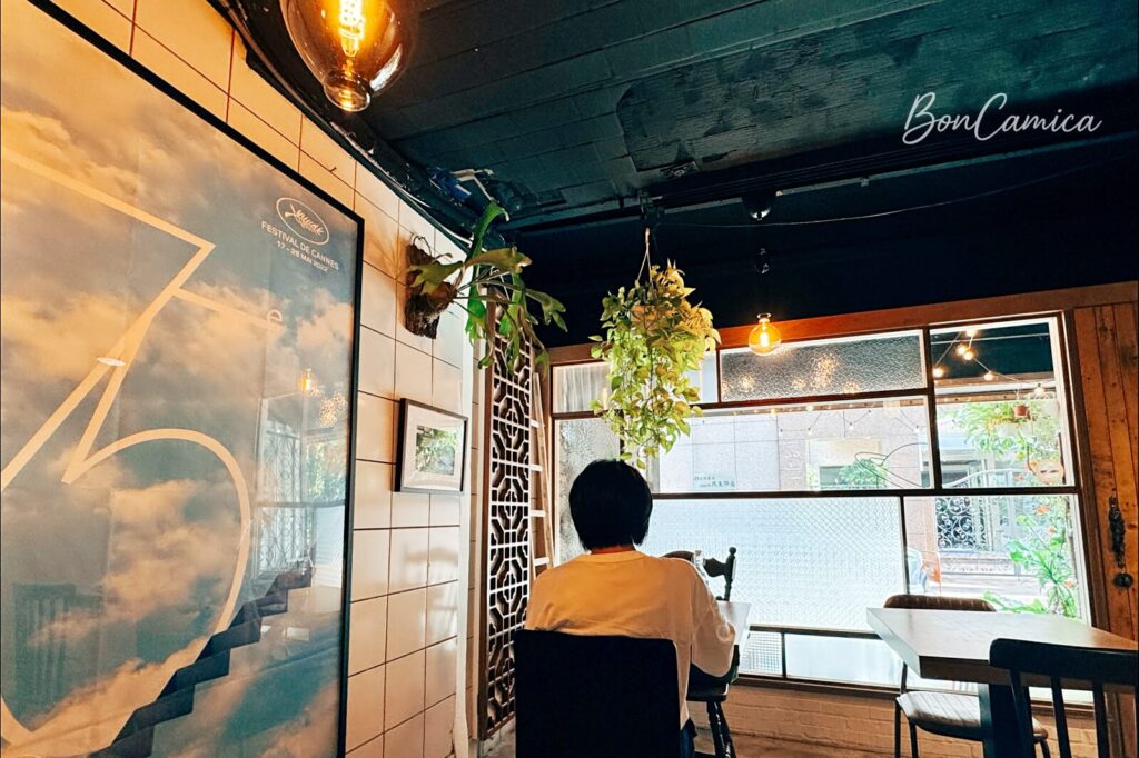 咖啡店一角的壓花玻璃牆面，呈現復古質感