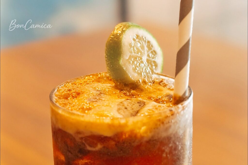 西西里美式咖啡上漂浮的檸檬切片與飲品表面細節特寫