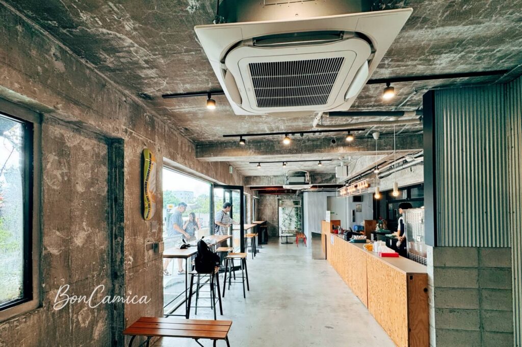 神戶六甲牧場北野本店室內工業風高腳椅座位區與點餐櫃檯