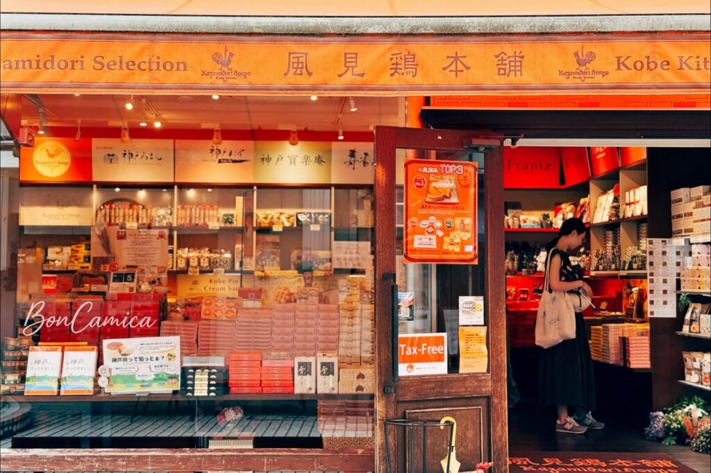 神戶北野異人館知名伴手禮店風見雞本舖的木質大門與甜點商品櫥窗