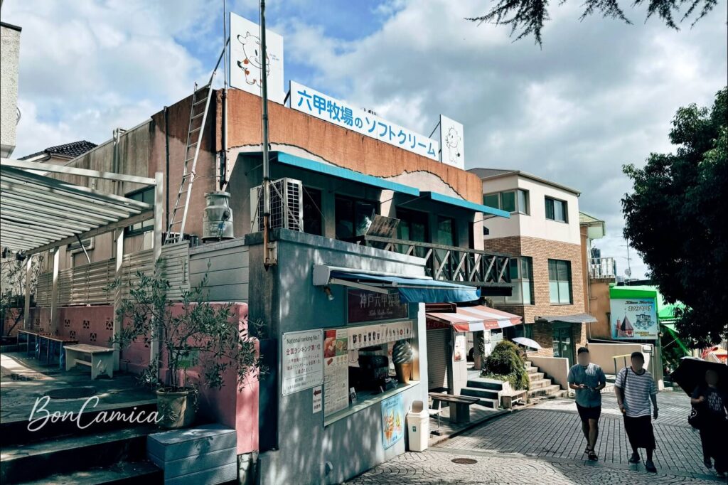 神戶六甲牧場北野本店外觀，包含點餐外帶窗口與藍白色屋頂招牌