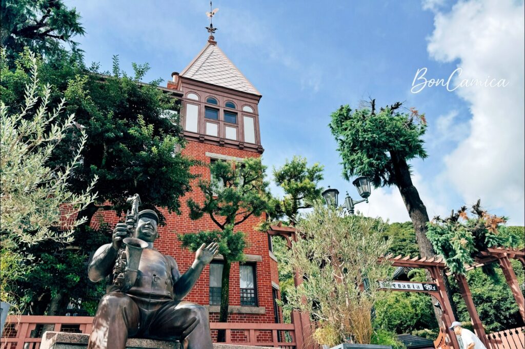神戶北野異人館風見雞之館前的吹薩克斯風大叔青銅雕像。