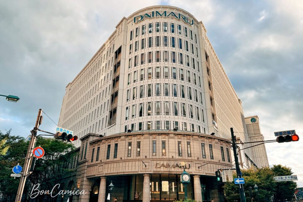 位於神戶舊居留地一帶、充滿古典歐風圓弧拱門設計的大丸百貨神戶店大樓外觀。