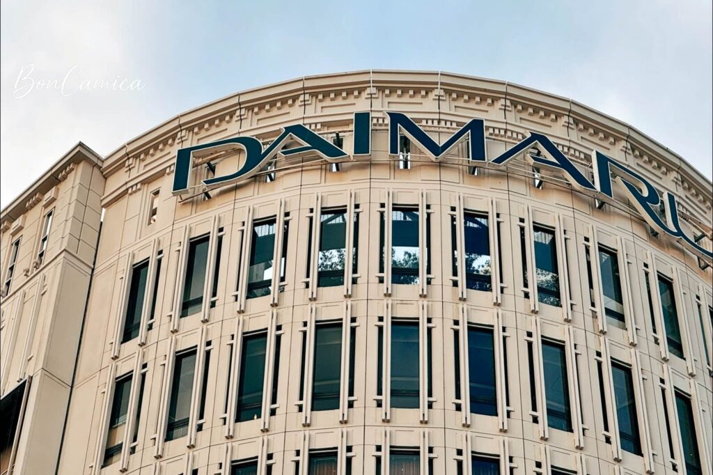 大丸百貨神戶店（DAIMARU）宏偉的米白色西洋建築頂部英文字樣招牌特寫。