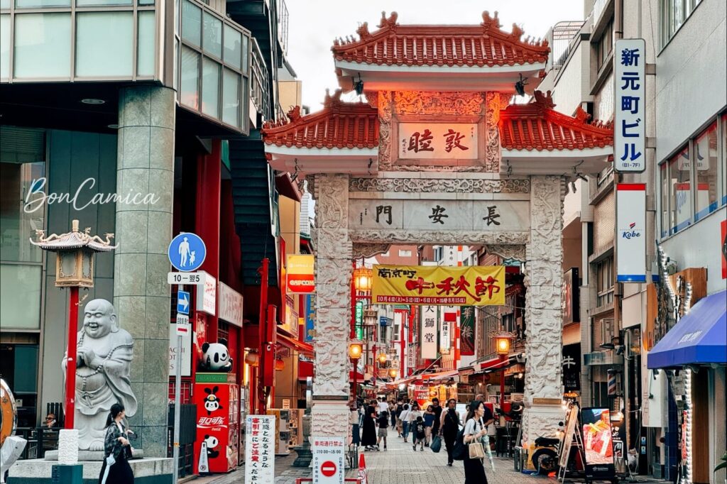神戶中華街（南京町）入口巍峨的「長安門」中式牌樓與懸掛的中秋節黃色布條。
