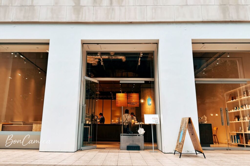 藍瓶咖啡（Blue Bottle Coffee）神戶店隱身於舊居留地西洋近代建築內簡約的白色外觀。