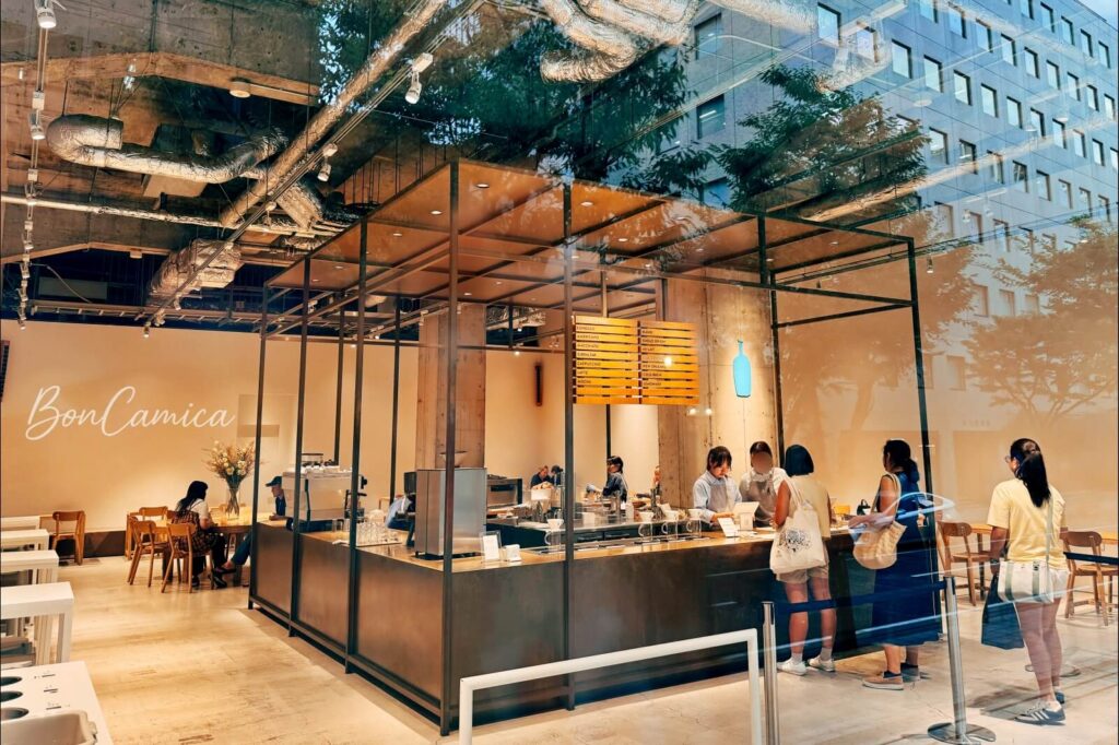 藍瓶咖啡神戶店明亮現代的挑高店內空間、中島吧台區與精緻的木質調裝潢。
