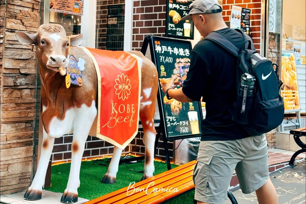 北野異人館街上一間神戶牛串燒店前，一隻披著寫著KOBE Beef字紅布的牛隻裝置藝術