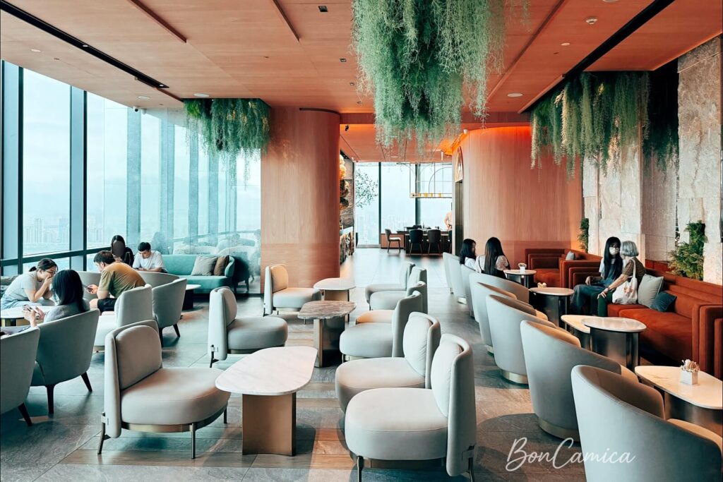 旨醞鐵板餐廳的甜點飲料用餐區，大面戶外窗景與灰白色沙發座椅