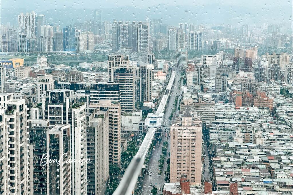 雨天玻璃窗面透視出的新北市新莊街景