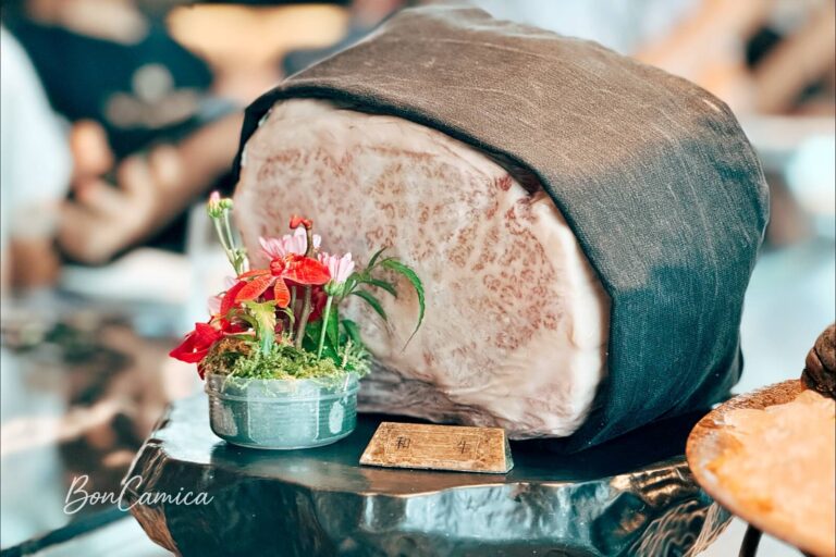 使用黑布包裹的A5和牛原始大肉塊
