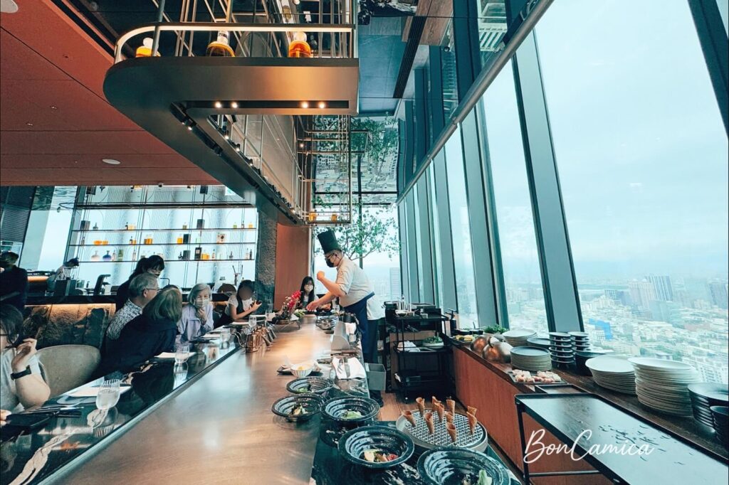 開放式鐵板燒料理用餐檯，與全面高樓景觀