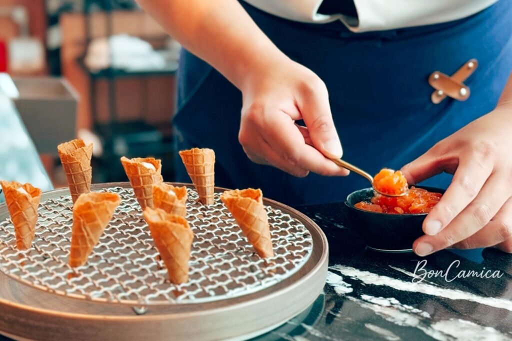 鮭魚、鮭魚卵與黑松露奶油等食材放入甜筒