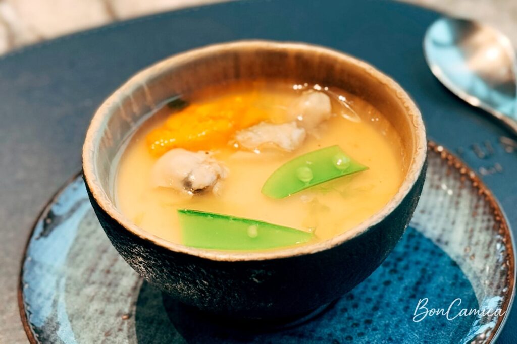 馬糞海膽、文蛤與甜豆莢等食材製作的百合蒸蛋