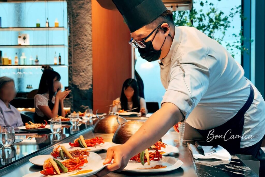 鐵板燒師傅在製作龍蝦料理擺盤