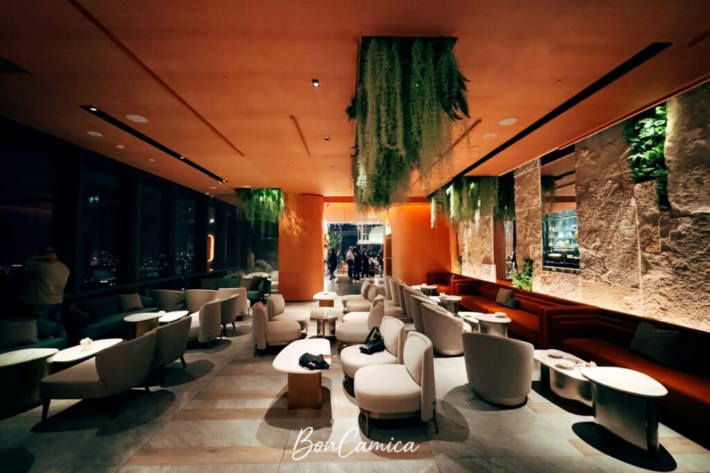 旨醞鐵板燒餐廳的甜點飲料用餐區，大面石牆與綠色植栽